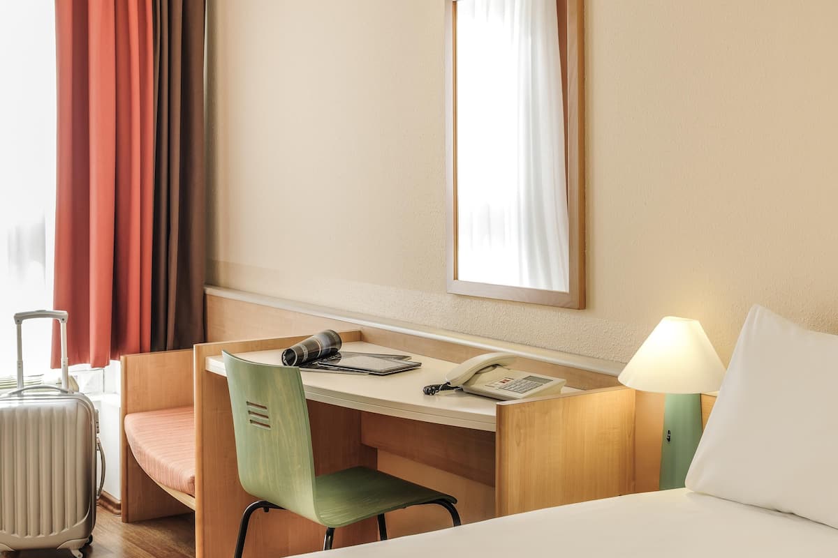 Habitación estándar | Escritorio, cortinas blackout y tabla de planchar con plancha