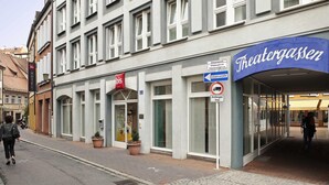A hotel with a sign for 'Theatergassen' and a no parking sign. - ibis Bamberg Altstadt (Bamberg)