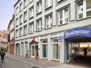 A hotel with a sign for 'Theatergassen' and a no parking sign. - ibis Bamberg Altstadt (Bamberg)