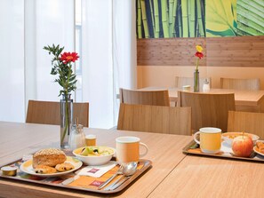 Tägliches Frühstücksbuffet (18 EUR pro Person)