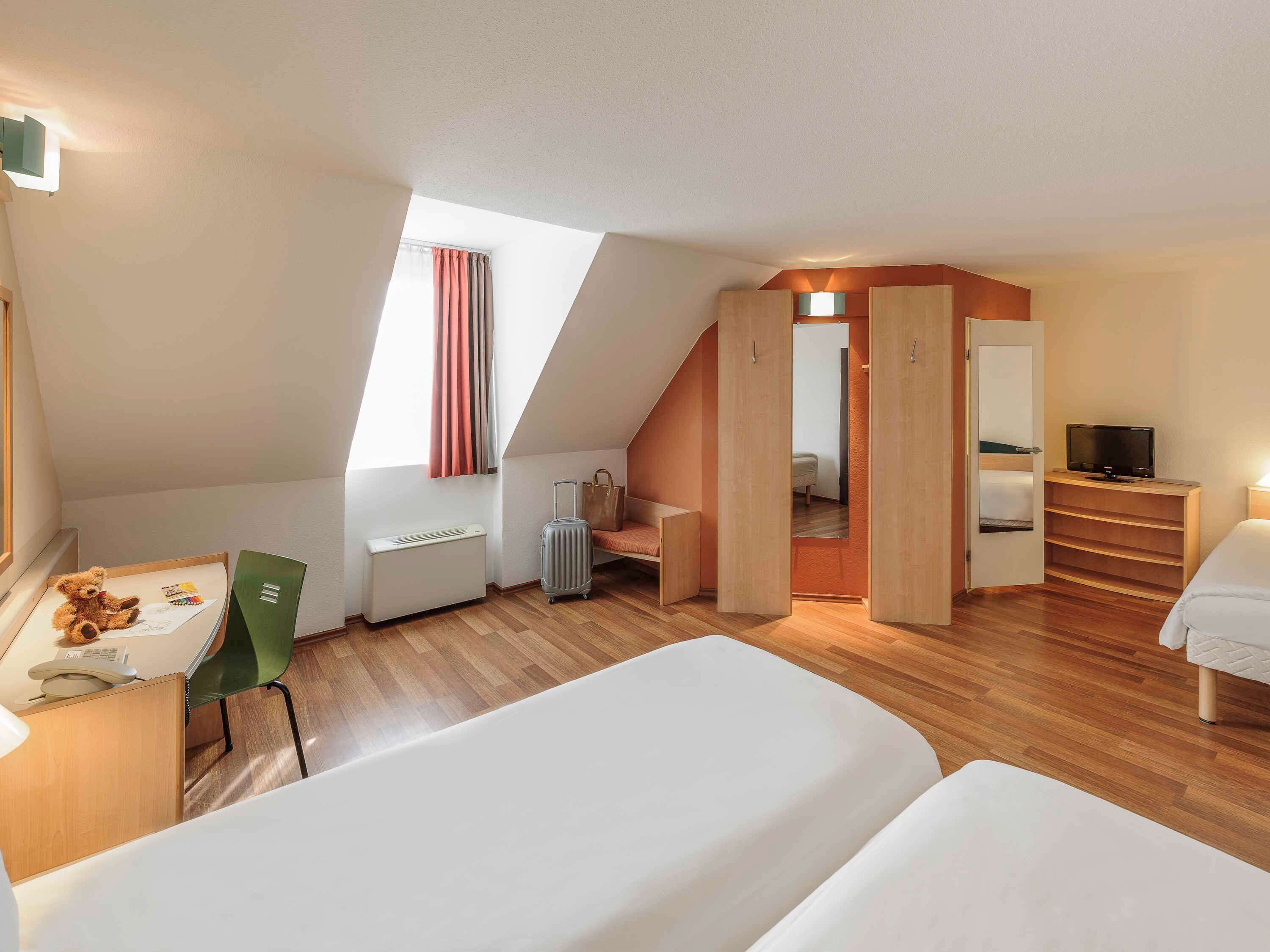 Standard-Zweibettzimmer, 2 Einzelbetten | Schreibtisch, Verdunkelungsvorhänge, Bügeleisen/Bügelbrett