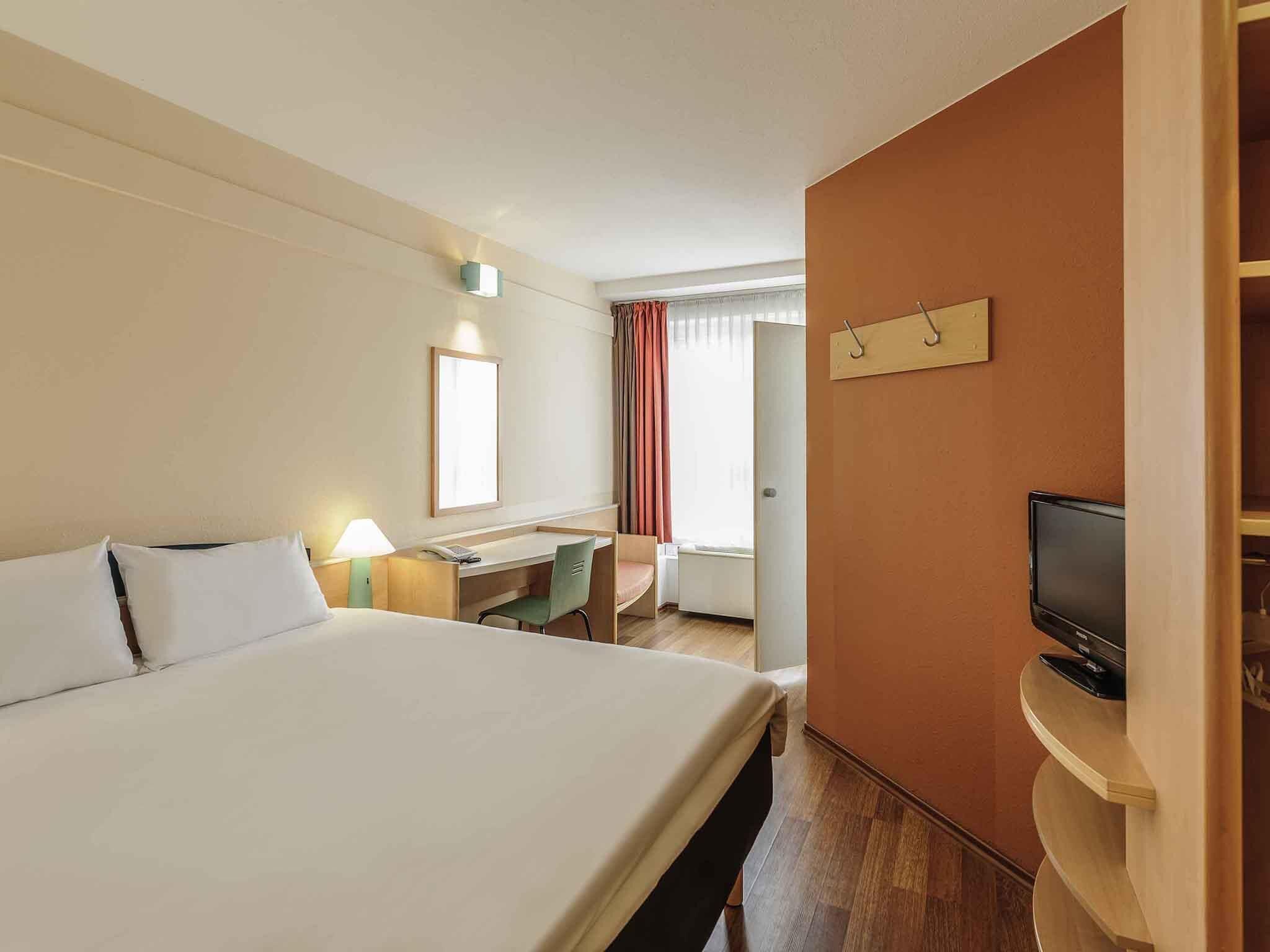 Standard Room | Desk, blackout drapes, iron/ironing board, free WiFi