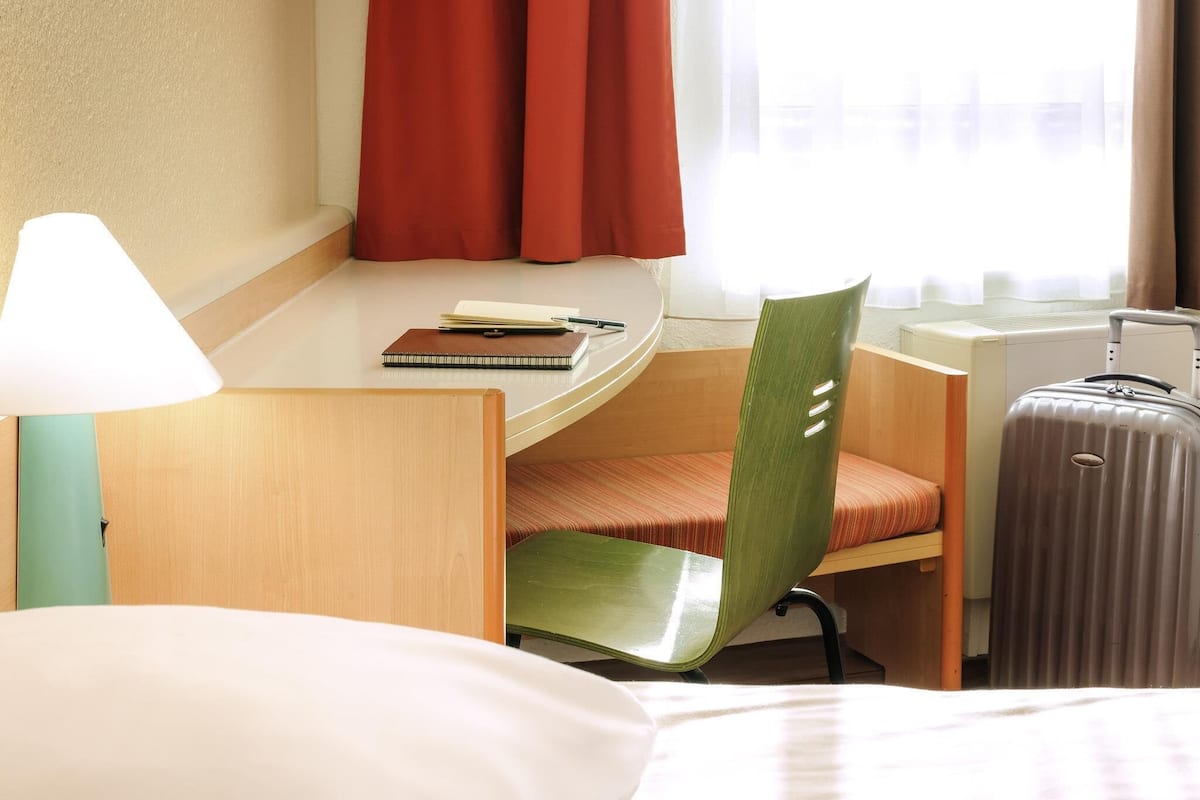 Standard-Zweibettzimmer, 2 Einzelbetten | Schreibtisch, Verdunkelungsvorhänge, Bügeleisen/Bügelbrett