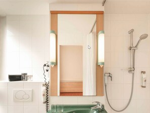 Regadera, amenidades de baño ecológicas, secadora de cabello, toallas 