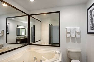Habitación, 1 cama de matrimonio grande, no fumadores, patio (Whirlpool) | Baño | Artículos de higiene personal ecológicos, secador de pelo y toallas
