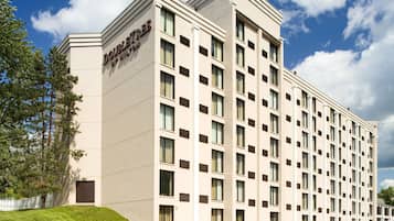 Suuri, monikerroksinen hotellirakennus, jossa on symmetrinen julkisivu, lukuisia ikkunoita ja kyltti, jossa lukee: ”DOUBLETREE BY HILTON”.