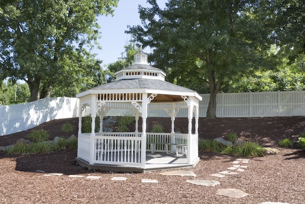 A gazebo with a white wooden structure and a roof, surrounded by a gravel path and greenery. - DoubleTree by Hilton Washington Meadow Lands Casino Area (Washington)
