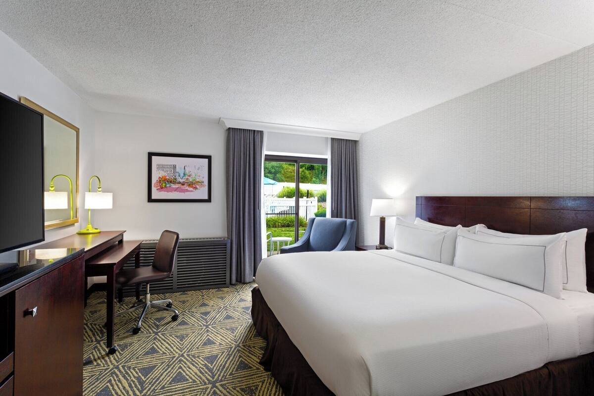 Premium bedding, pillowtop beds, in-room safe, desk