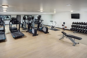 A gym with treadmills, elliptical machines, a stationary bike, and a bench press. - DoubleTree by Hilton Washington Meadow Lands Casino Area (Washington)