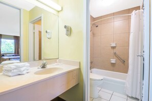 Ensemble baignoire-douche, articles de toilette écologiques