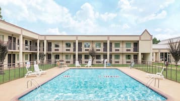 Sæsonbestemt udendørs pool, liggestole