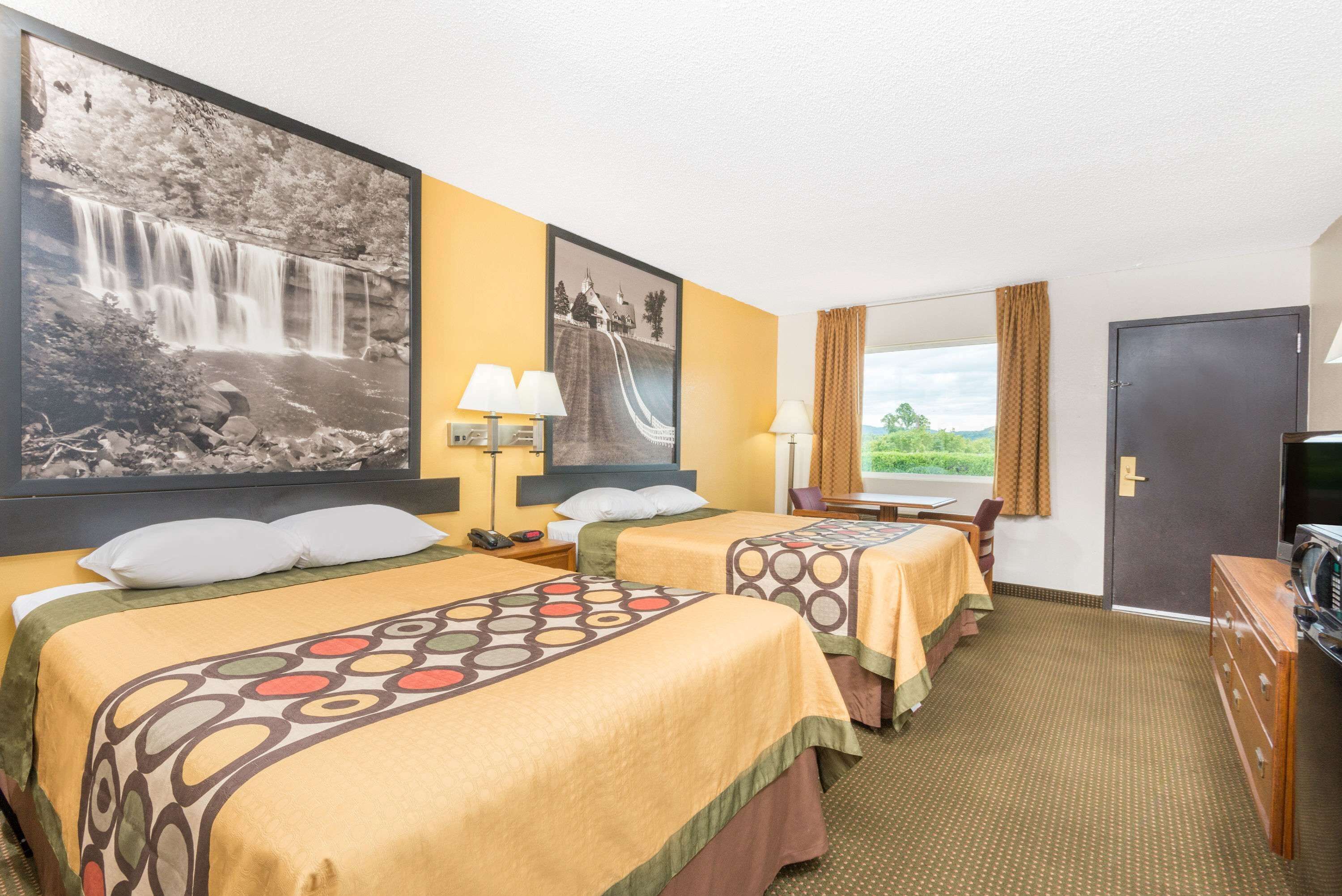 ルーム ダブルベッド 2 台 バリアフリー 禁煙 | 防音設備、アイロン / アイロン台、ベビーベッド (無料)、WiFi (無料)