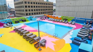 2 piscinas internas, piscina externa sazonal, guarda-sóis
