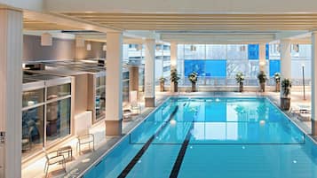 2 piscinas internas, piscina externa sazonal, guarda-sóis