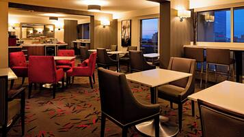 Chambre Club, 1 très grand lit | Bar lounge
