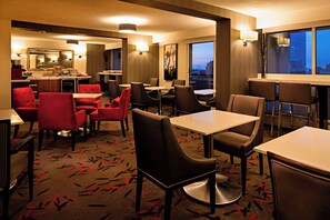 Club Room, 1 King Bed | Lounge