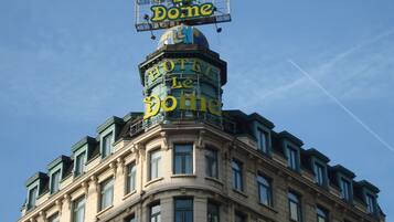 Un edificio con un letrero que dice "HOTEL Le Dome" en la parte superior.