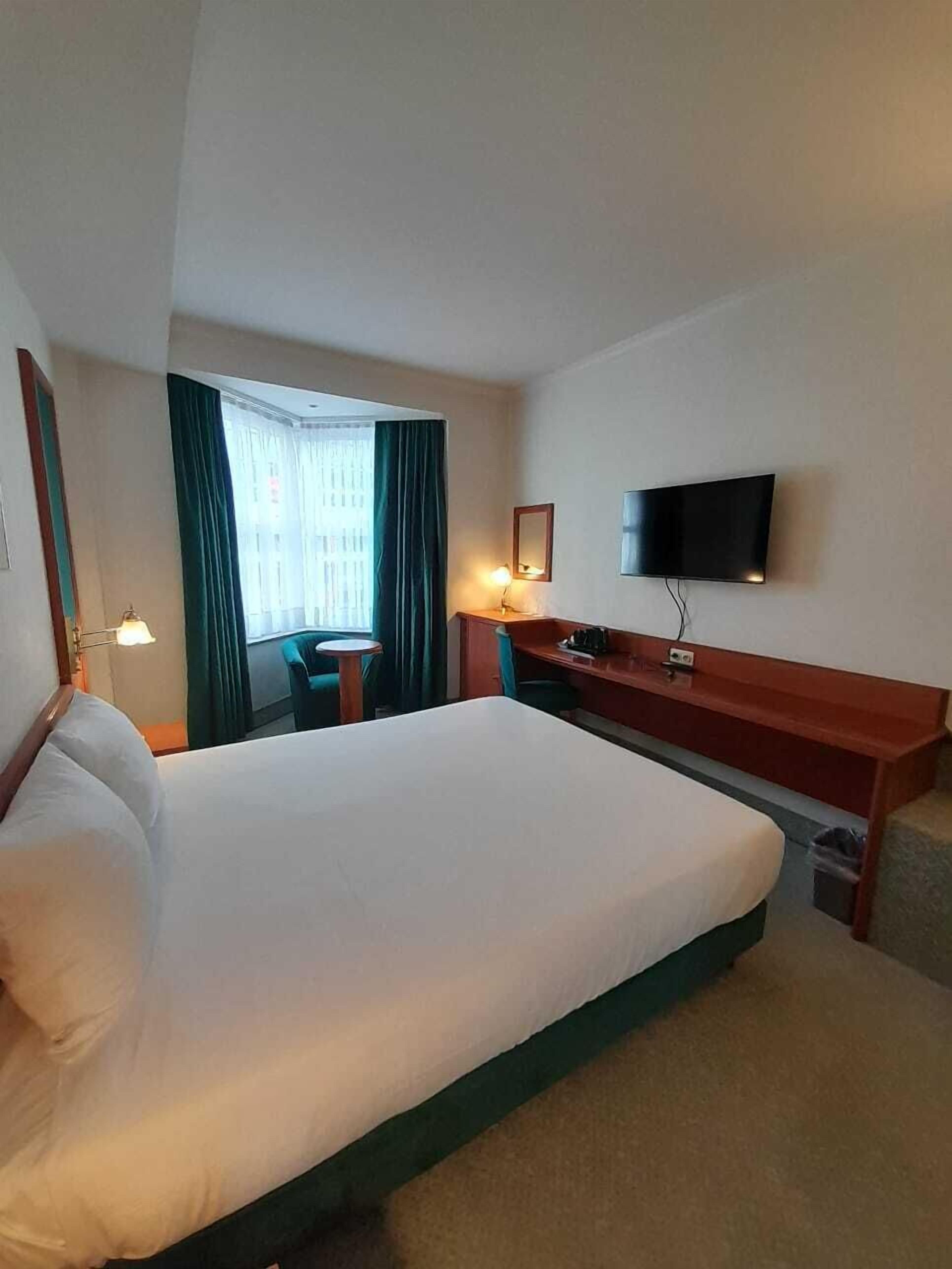 行政双人房 | 迷你吧、办公桌、遮光窗帘、免费 WiFi