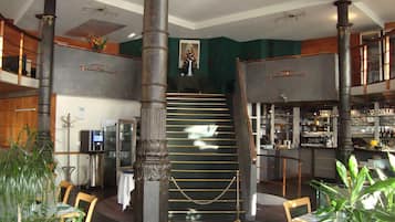 供應早餐、午餐和晚餐,當地料理