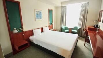 Minibar, escritorio, cortinas blackout y wifi gratis