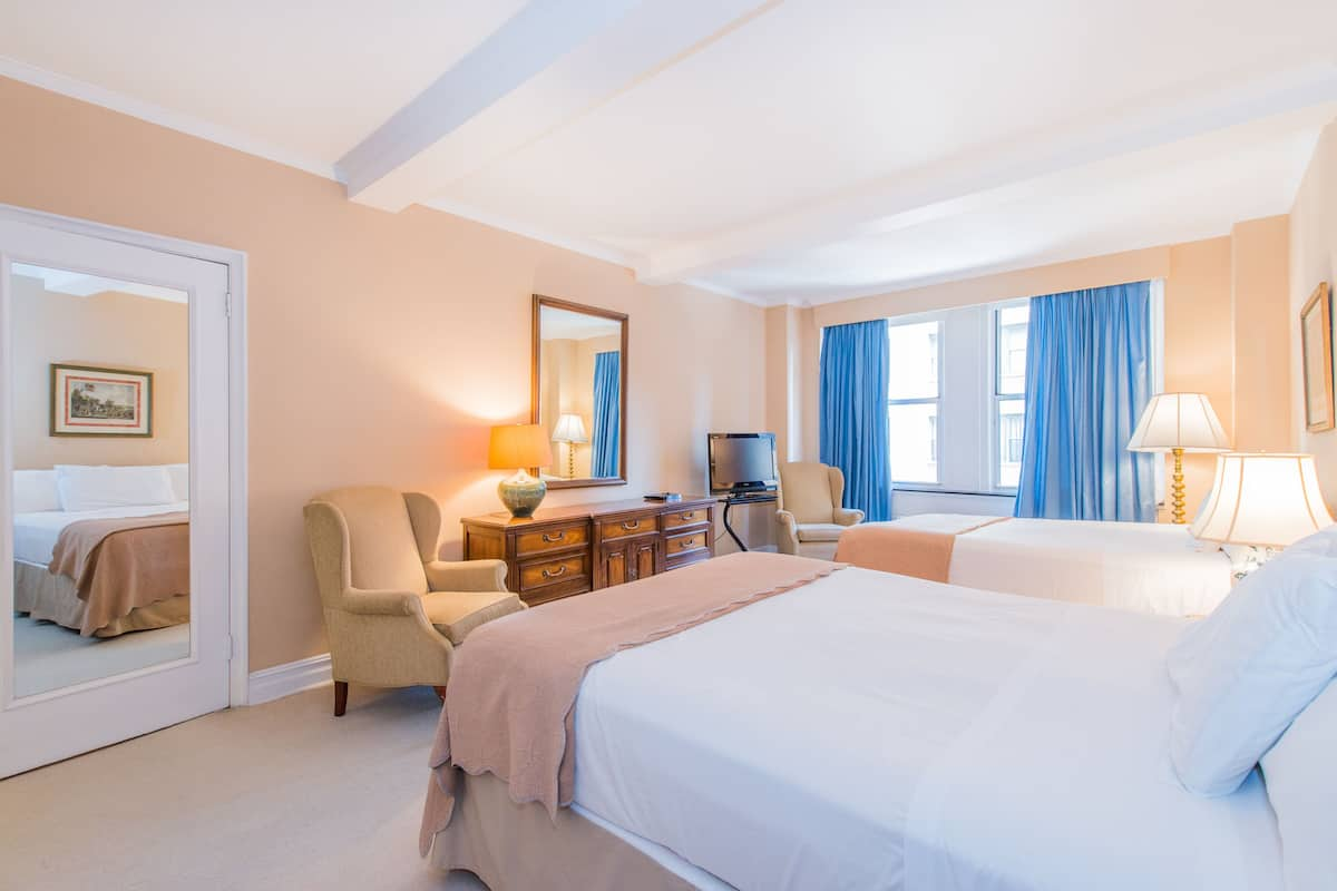 One Bedroom Suite 2 Queens | In-room safe, individually decorated, individually furnished, desk