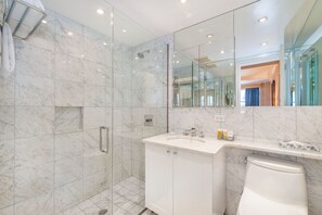 Suite, 2 camas de matrimonio | Baño | Artículos de higiene personal de diseño, secador de pelo y albornoces