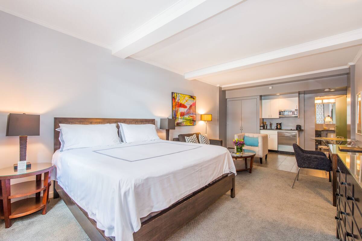 Studio King Room | In-room safe, individually decorated, individually furnished, desk