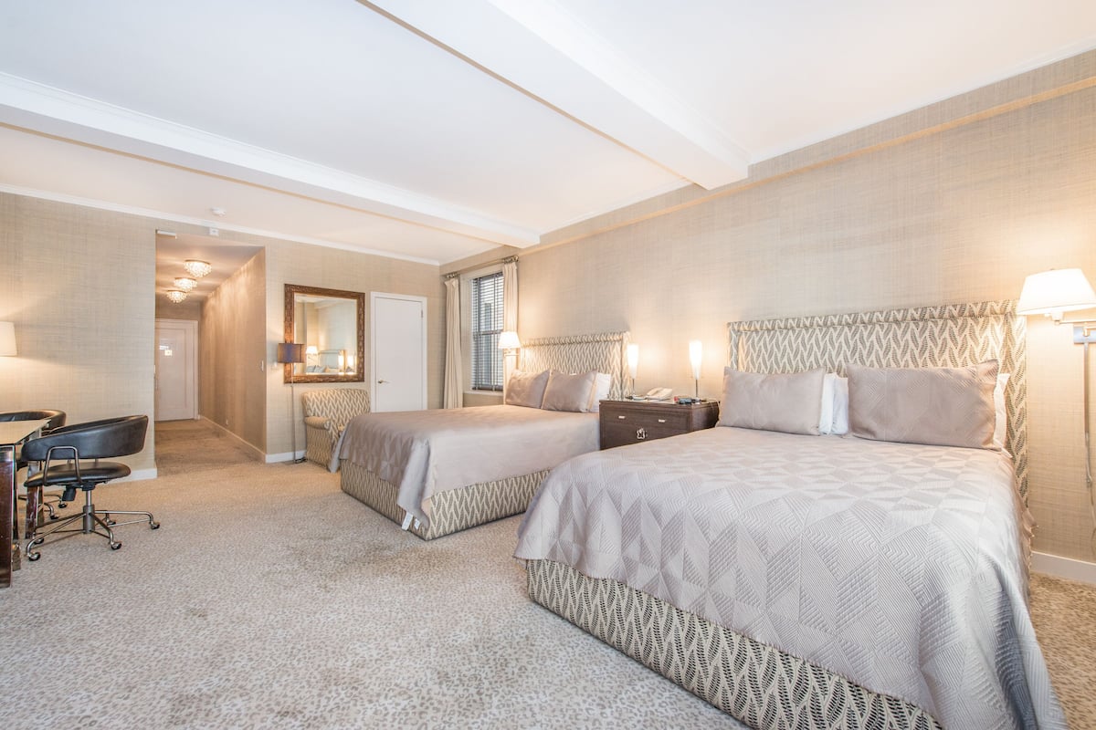 Studio with 2 Queen Beds | Coffres-forts dans les chambres, décoration personnalisée