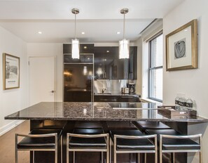 Suite, 1 très grand lit | Cuisine privée | Réfrigérateur, four à micro-ondes, cafetière-théière