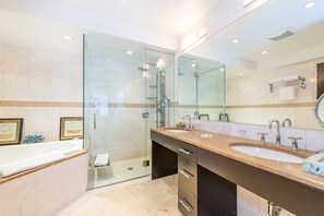 Manhattan Suite | Μπάνιο | Επώνυμα προϊόντα προσωπικής περιποίησης, πιστολάκι μαλλιών, μπουρνούζια