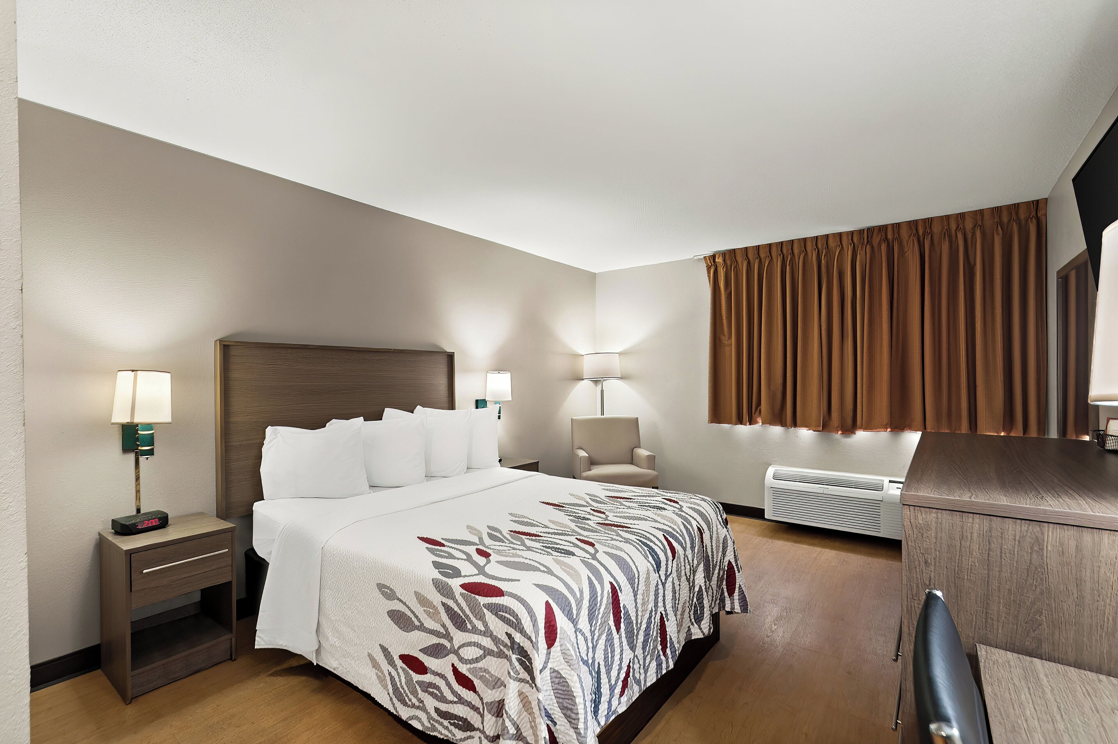 Skrivebord, blendingsgardiner og strykejern/-brett