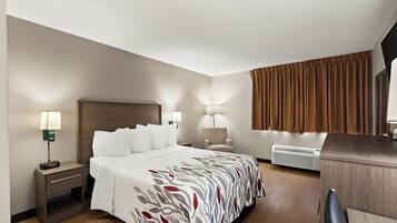 Skrivebord, blendingsgardiner og strykejern/-brett