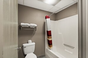 Duschwanne, kostenlose Toilettenartikel, Haartrockner, Handtücher