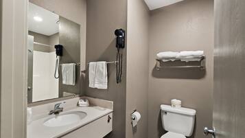 Combined shower/bathtub, free toiletries, hair dryer, towels