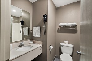 Ensemble douche/baignoire, articles de toilette gratuits, sĂšche-cheveux