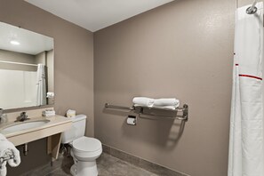 Chambre Deluxe, 1 grand lit, accessible aux personnes à mobilité réduite (Smoke Free) | Salle de bain | Ensemble baignoire-douche, articles de toilette (gratuits)