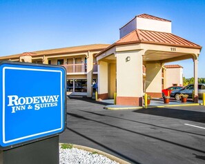 Exterior - Rodeway Inn & Suites Clarksville near Governors Square Mall (Clarksville)