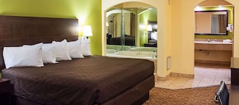 Rodeway Inn & Suites Clarksville near Governors Square Mall