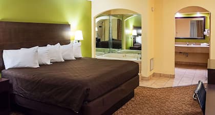 Rodeway Inn & Suites Clarksville near Governors Square Mall