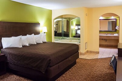 Rodeway Inn & Suites Clarksville near Governors Square Mall