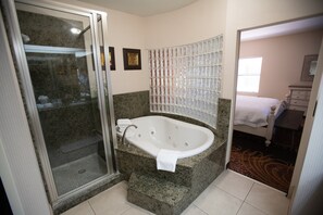 Suite, 1 kingsize bed, niet-roken | Badkamer | Milieuvriendelijke toiletartikelen, een haardroger, handdoeken, zeep