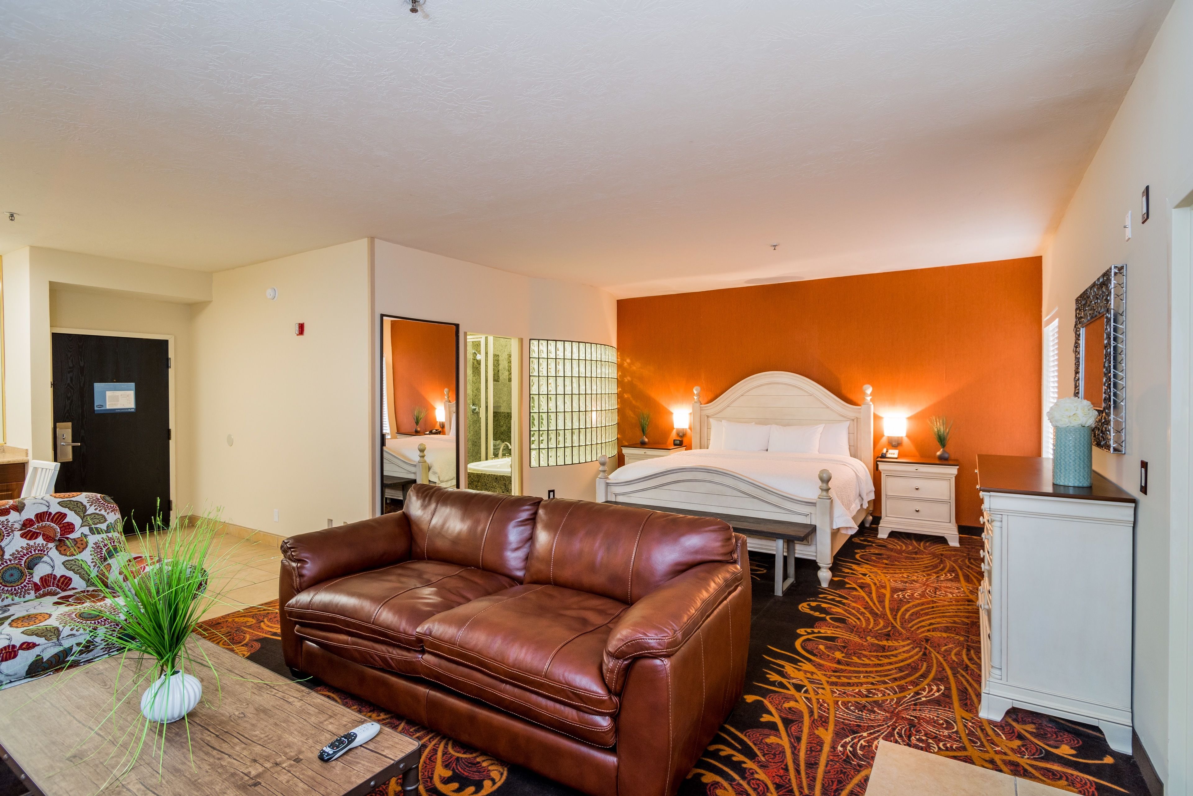 suite, 1 king bed, non smoking | hypo-allergenic bedding, iron/ironing board, free cots/infant beds