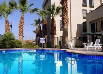 Piscine intérieure, piscine extérieure, 7 h à 23 h, parasols