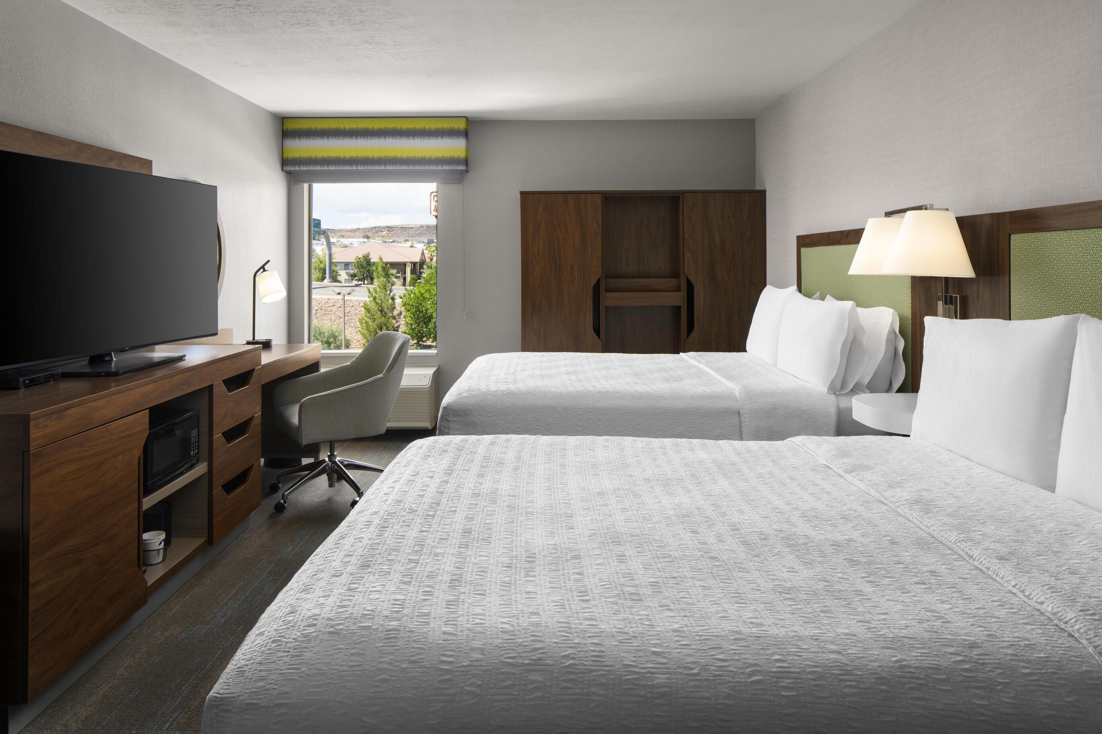 Habitación, 2 camas Queen size, para no fumadores | Ropa de cama hipoalergénica y tabla de planchar con plancha 