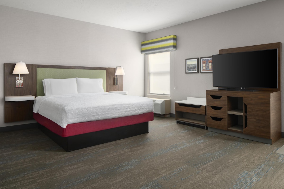 Suite, 1 kingsize bed, niet-roken, koelkast en magnetron | Hypoallergeen beddengoed, een strijkplank/strijkijzer, gratis babybedden