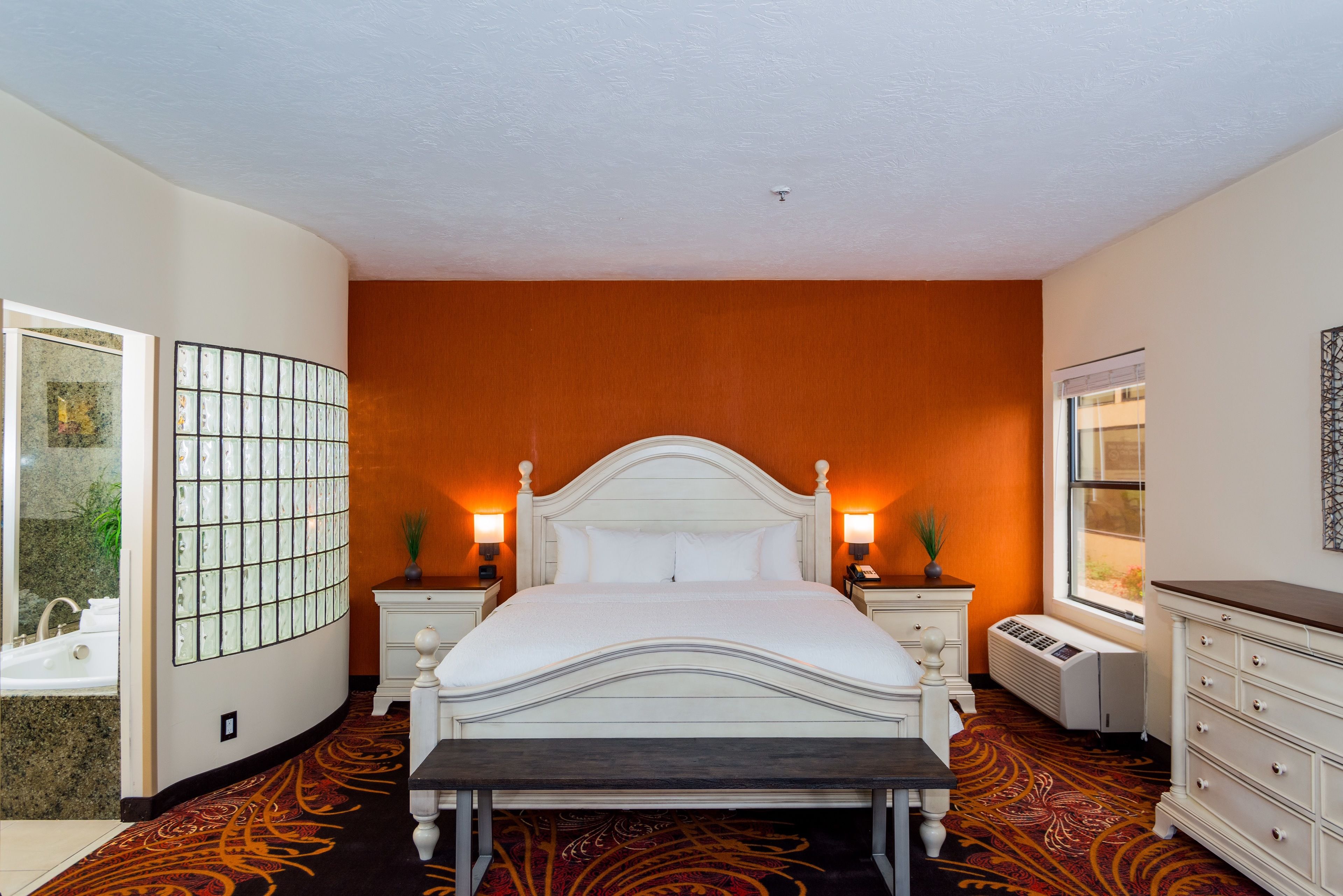 suite, 1 king bed, non smoking | hypo-allergenic bedding, iron/ironing board, free cots/infant beds