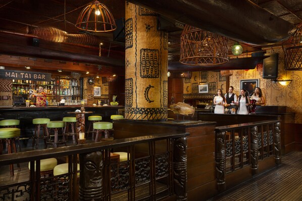 2 quầy bar/khu lounge, quầy bar ngay sát hồ bơi 