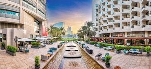 2 Bars/Lounges, Bar im Pool