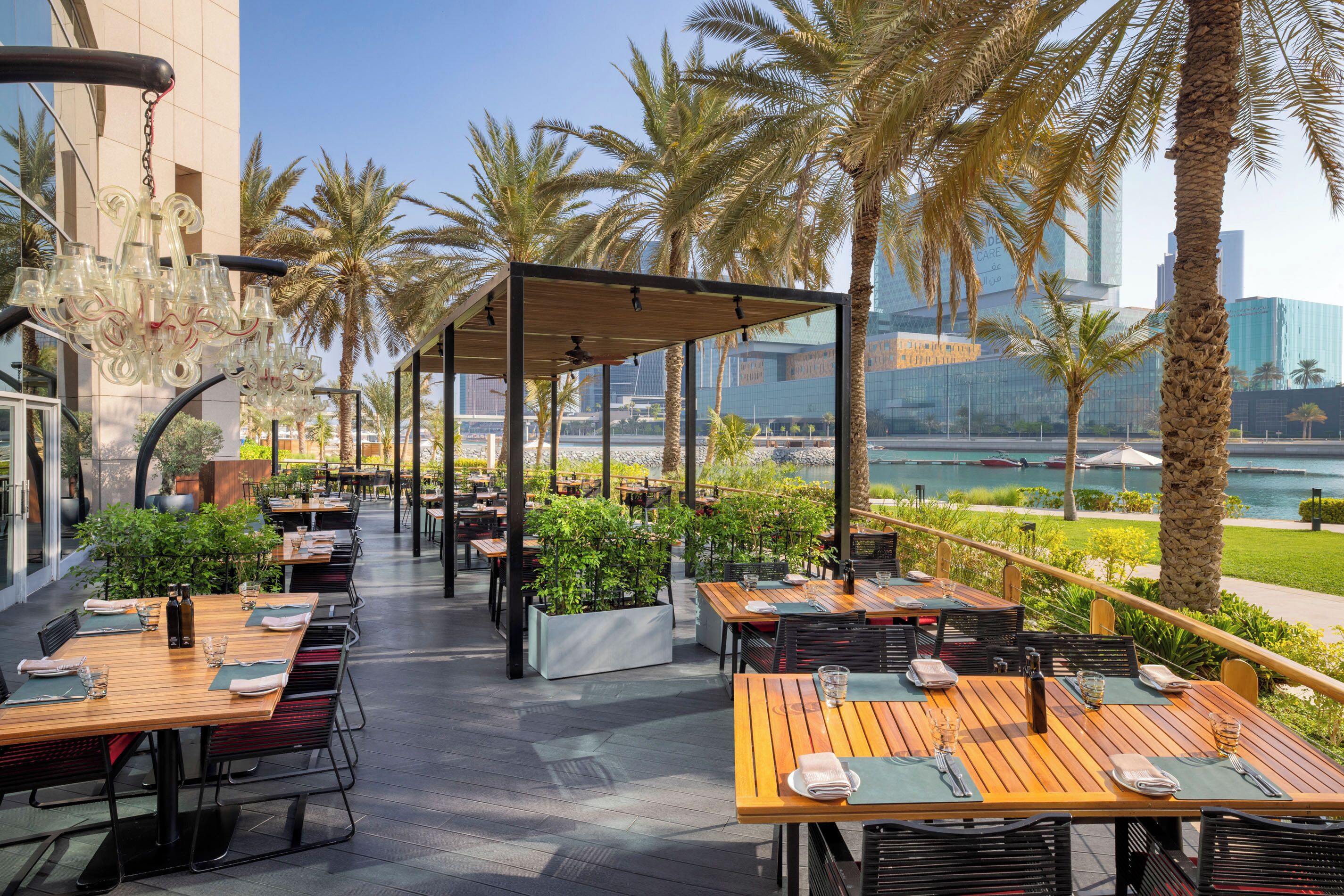 4 か所のレストラン、朝食、ランチ、ディナーに営業 (多国籍料理)