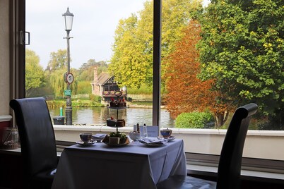 Shillingford Bridge Hotel